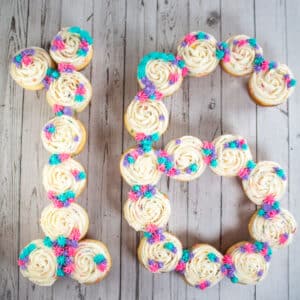 Firkantet billede af en cupcake-nummerkage, der kan trækkes fra hinanden.