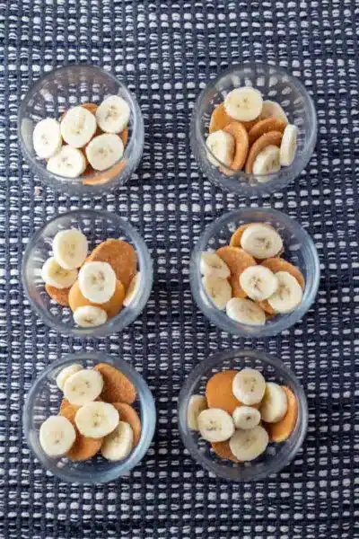 Magnolia Bakery banana pudding recipe process photo 9 add fresh sliced banana on the Nilla wafers.