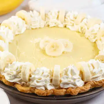 Wide image of banana cream pie.