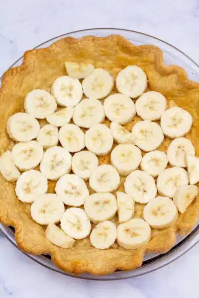 Banana cream pie process photo 10 arrange the banana slices on the bottom of your baked pie crust.