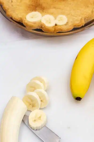 Banana cream pie process photo 9 cut the fresh bananas into slices.