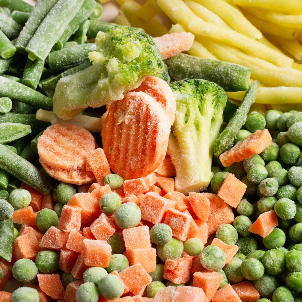 Image carrée de légumes mélangés surgelés.