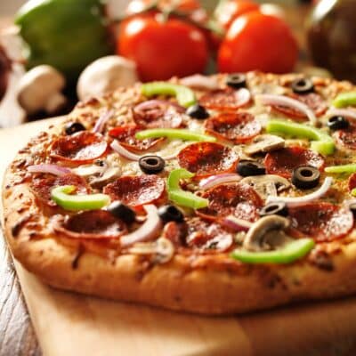 Imej segi empat sama piza untuk siaran topping piza.