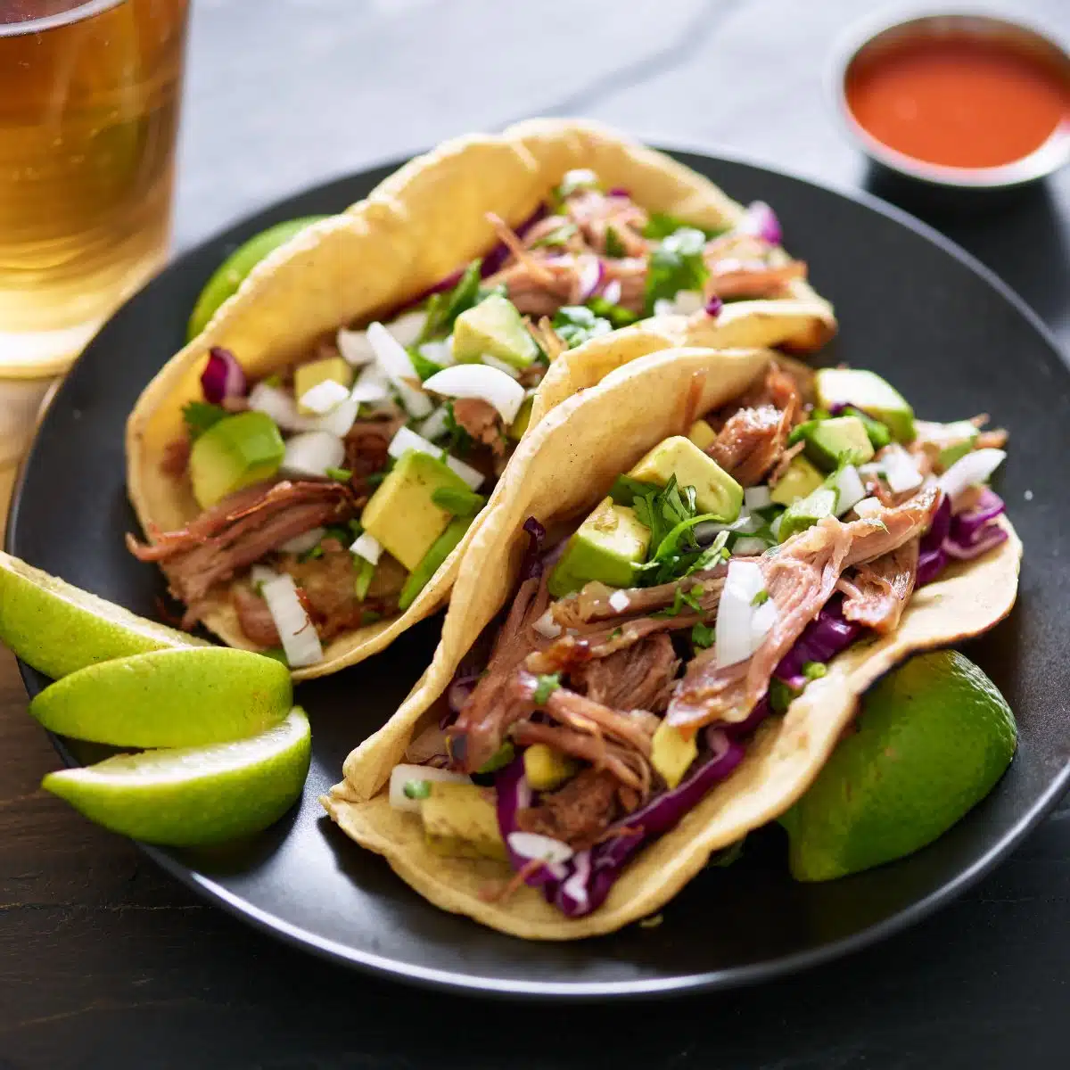 Quadratisches Bild von Schweinefleisch-Tacos.