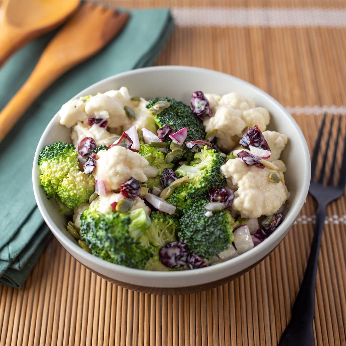 Vierkant beeld van broccoli-bloemkoolsalade.