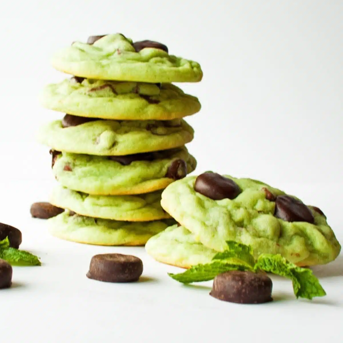 Imagen cuadrada de mini patty cookies York con trocitos de chocolate y menta.
