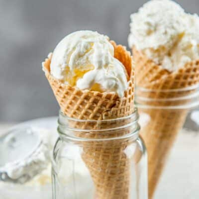 Image carrée d’une glace à la vanille sans baratte dans un cornet de crème glacée.