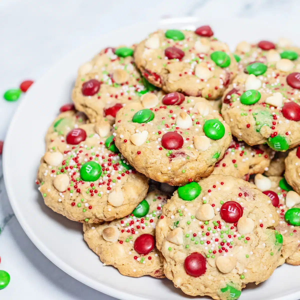 Image carrée de biscuits monstre de Noël.