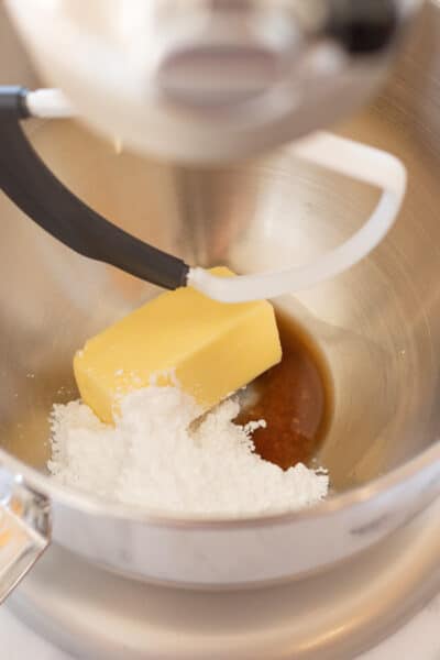 Procesní obrázek 1 znázorňující šlehání másla a cukru dohromady ve stojanovém mixéru.