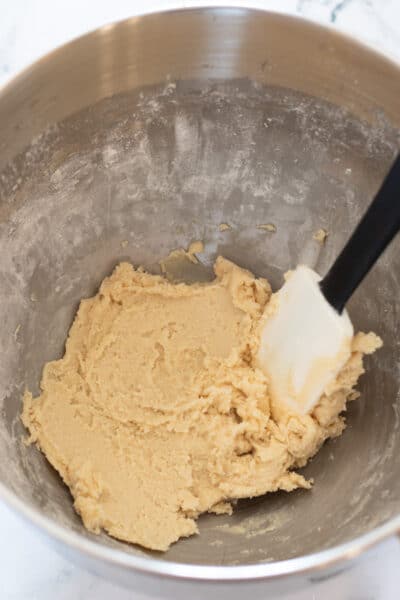 Procesní obrázek 3 ukazuje kombinovanou mouku na koláč a smetanové máslo.
