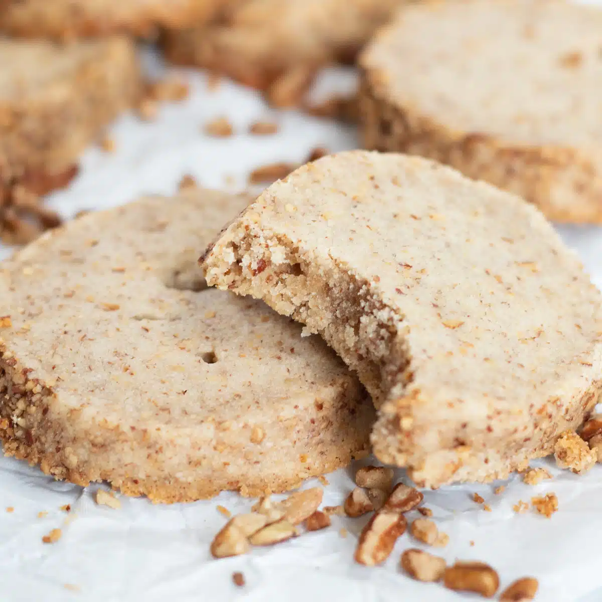 Nejlepší recept na pekanové pískové sušenky, které se pečou dokonale měkké s praženými drcenými pekanovými ořechy v křehké sušence.