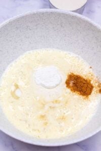 Imagem do processo 3 mostrando adição de leite, canela e açúcar.