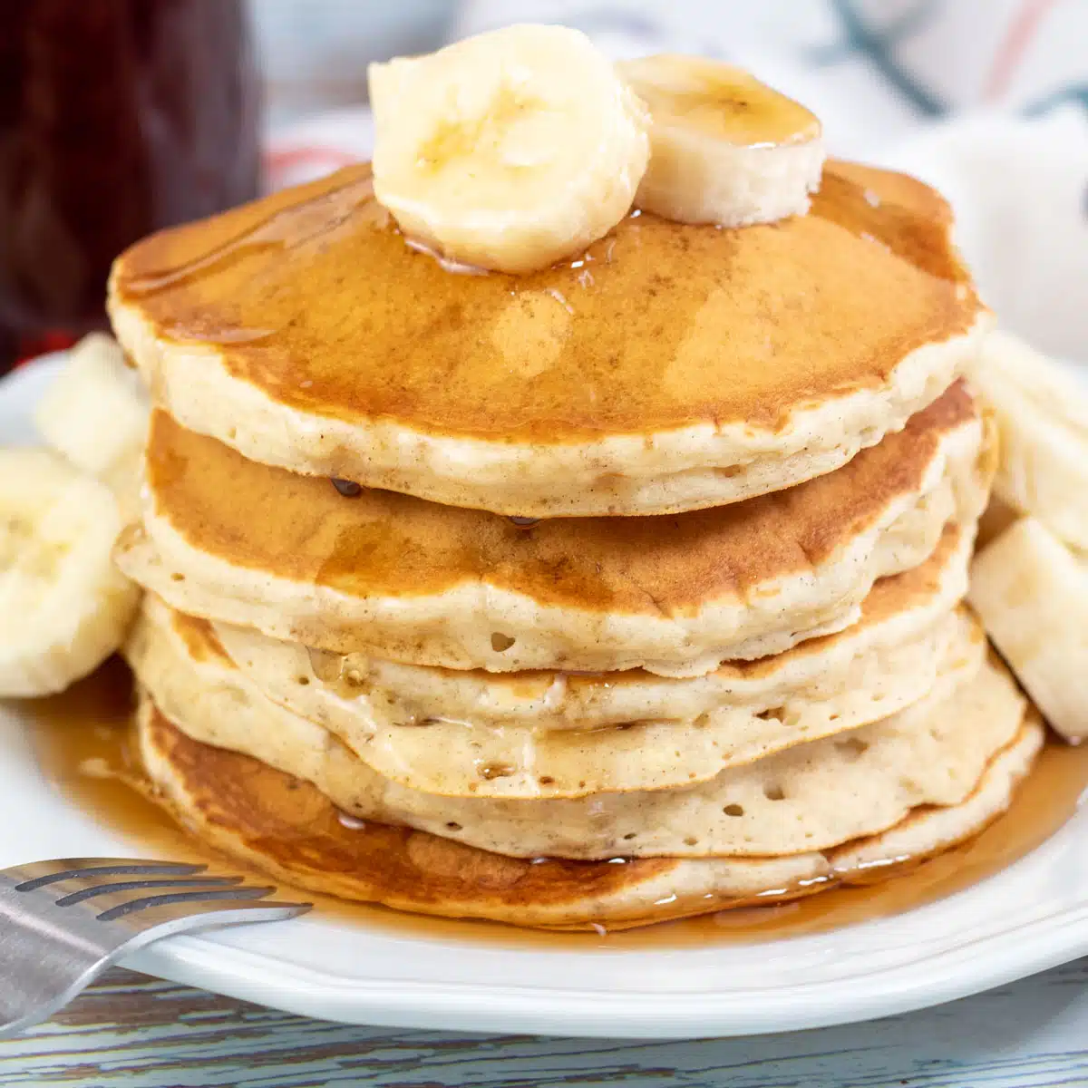 Vierkant beeld van bananenpannenkoekjes.