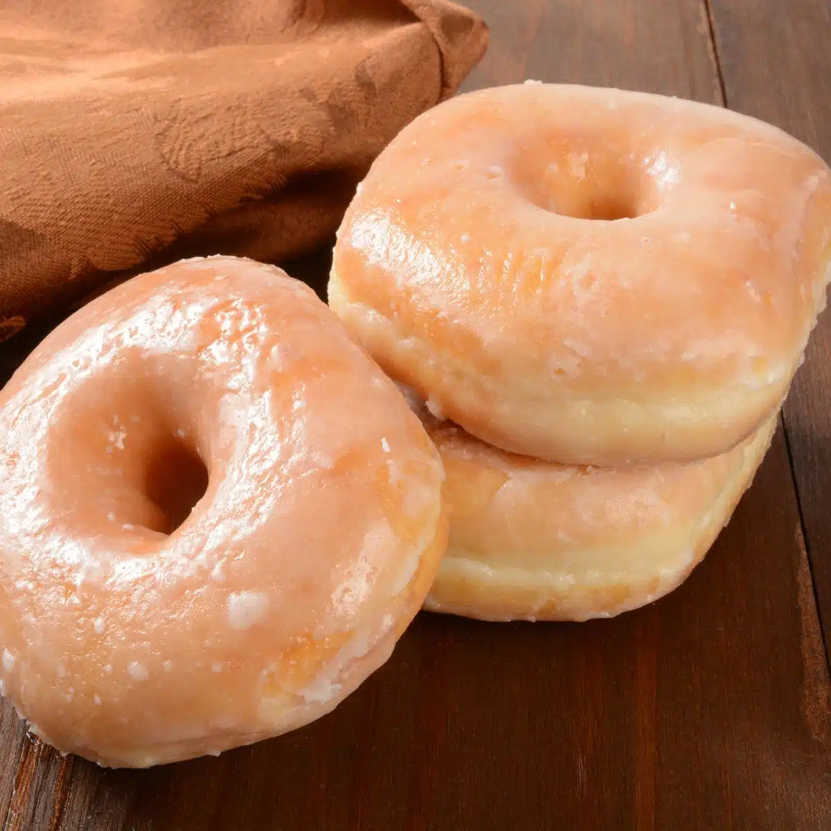 Quadratisches Bild von Donuts.