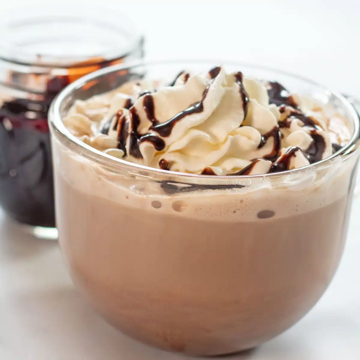 Négyzet alakú kép a Starbucks caffe mokka másoló italáról.