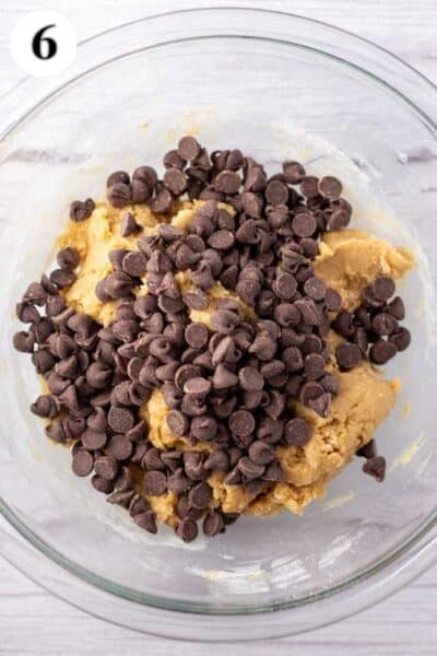 Postup receptu na koláč s čokoládovými lupínky fotografie 6 přidejte kousky čokolády do spojeného těsta na sušenky.