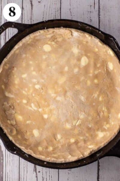 Proses resep pai kue keping coklat foto 8 gulung adonan dan masukkan ke dalam loyang pai atau wajan besi cor.
