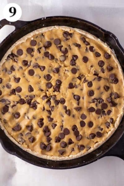 チョコチップクッキーパイのレシピプロセス写真9 生地にチョコチップクッキー生地を詰め、平らになるまで平らにします。