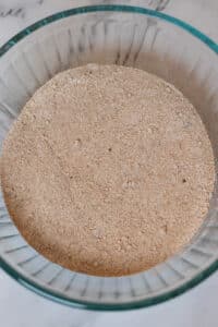 Gambar proses 2 menunjukkan campuran bahan riak kayu manis dalam mangkuk pencampur.