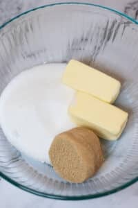 Image de processus 6 montrant la préparation de la pâte à gâteau au café, le crémage du sucre et du beurre.
