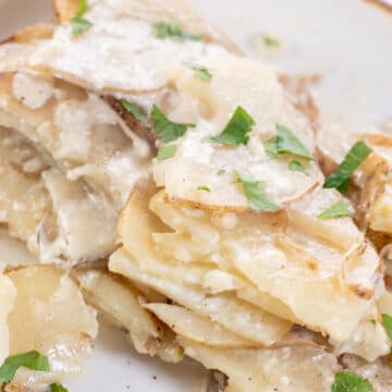 Широко изображение на картофи с печени картофи в чиния.