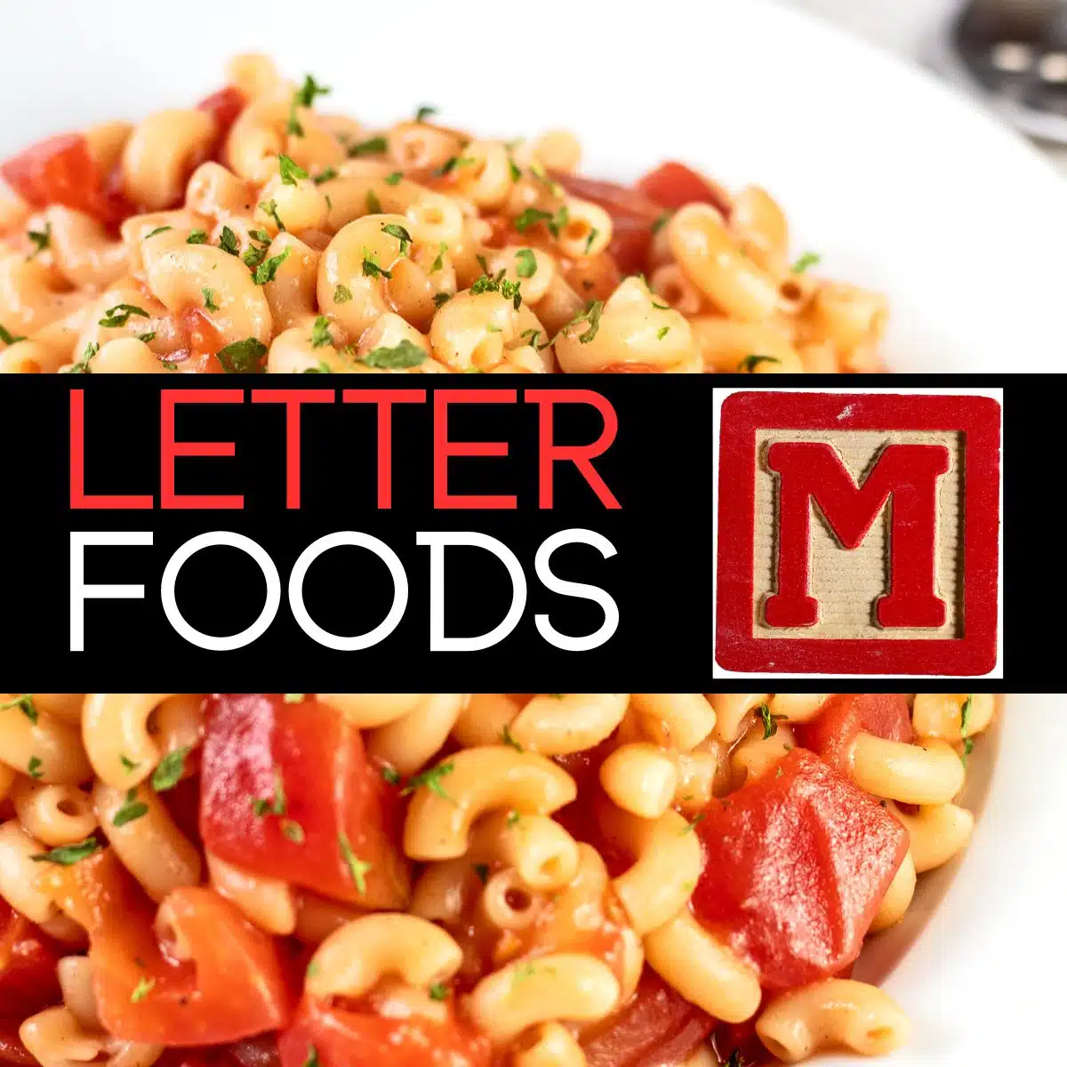 Imagem quadrada de alimentos que começam com a letra M, mostrando macarrão.