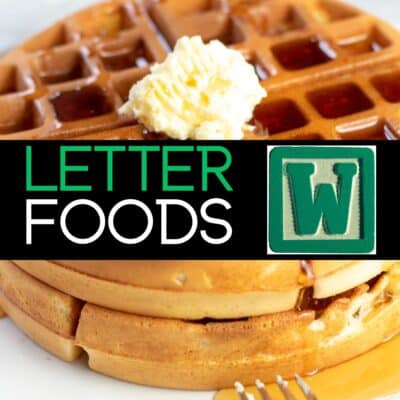 Imagen cuadrada con texto para alimentos que comienzan con la letra w, con gofres en la foto.