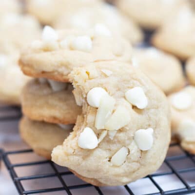 Imagen cuadrada de galletas de nueces de macadamia con chocolate blanco.