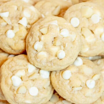 Ampla imagem de biscoitos de nozes de macadâmia de chocolate branco.