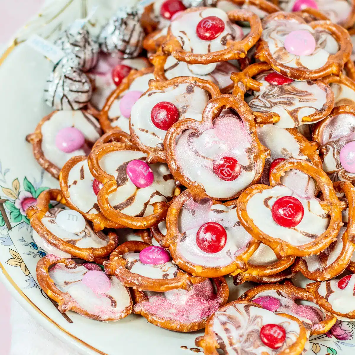 ¡Estos abrazos de pretzel rápidos y fáciles son dulces, salados y perfectos para tu San Valentín!