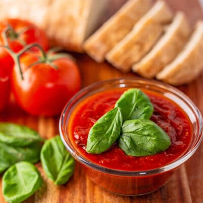 Salsa di pomodoro incroyablement savoureuse garnie de feuilles de basilic frais et prête à tremper ou à servir sur des pâtes.