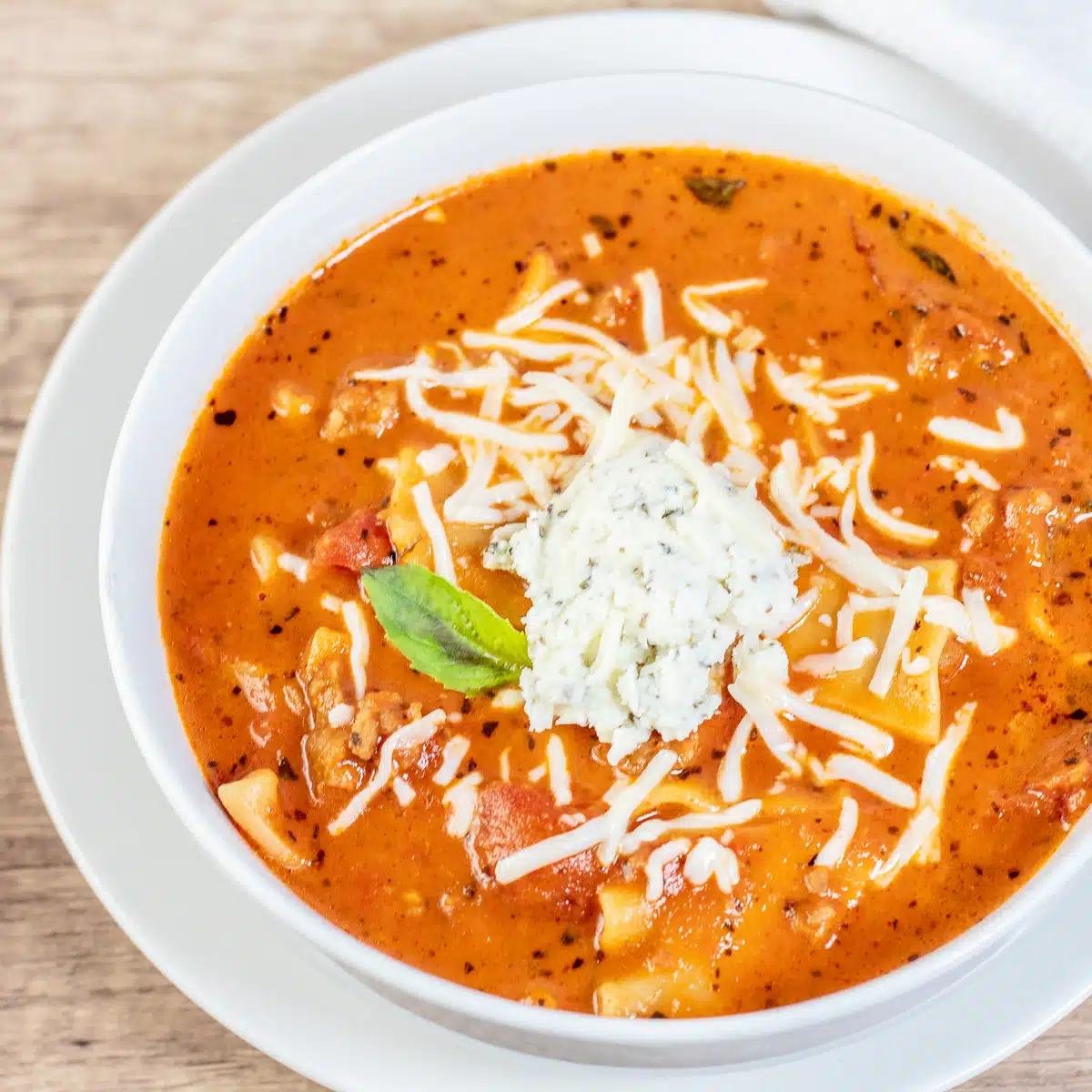 Przepis na wolnowarową zupę lasagne ze szpinakiem i śmietaną stanowi obfity posiłek.