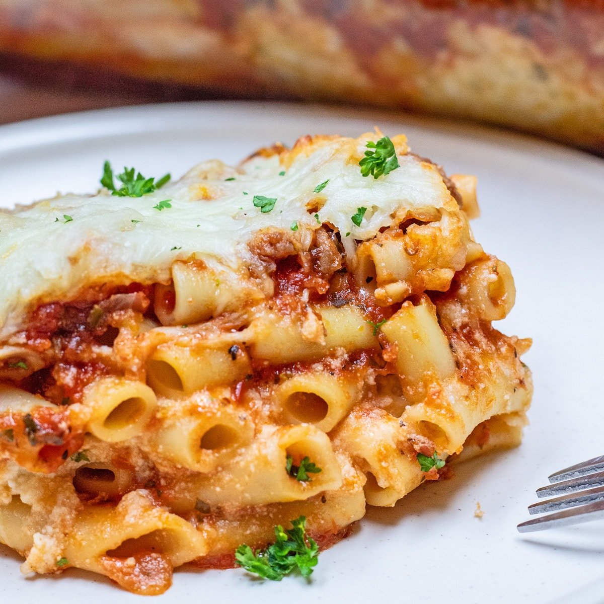 Perfekt läckra lager av köttsås, ricotta, pasta och ost kombineras i denna rejäla bakade ziti-gryta.