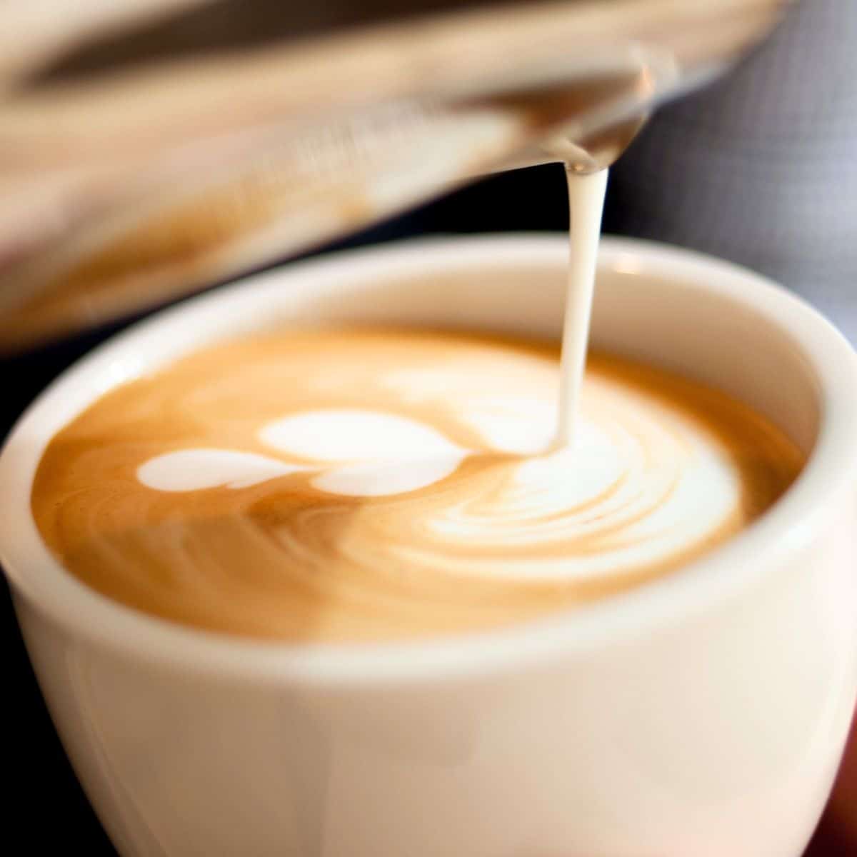 Квадратно изображение на бронирано кафе.