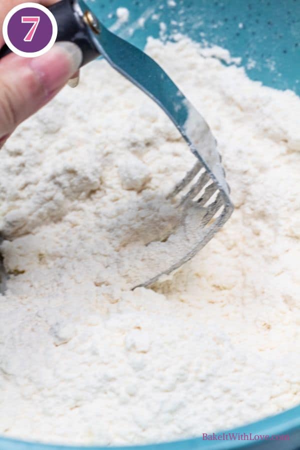 Tropical fruit scones process photo 4 use a pastry blender to combine the butter and dry mixture.